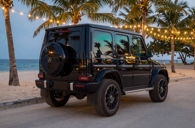 Schwarzer Mercedes-Benz G-Class am tropischen Strand - Top-VIP-Belohnung bei OnlySpins Casino
